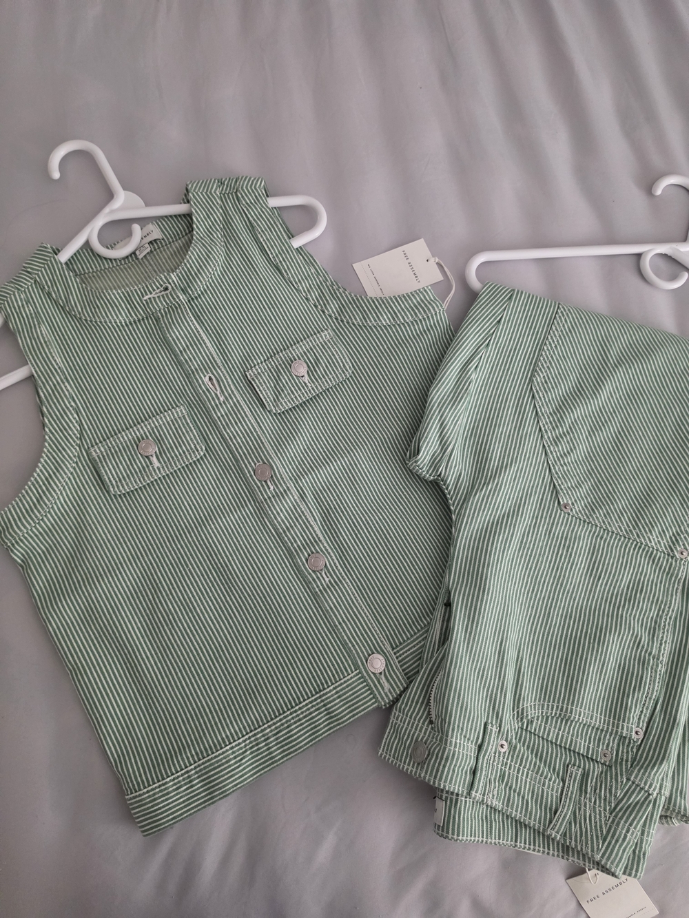 Free Assembly Green & White Striped Set